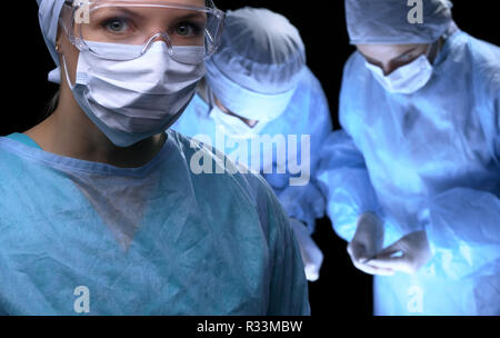 Medizinisches Team durchführen. Fokus auf weibliche Arzt Stockfoto