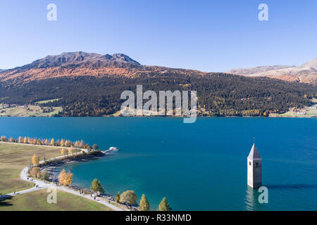 See von Reschen, Kirchturm, Südtirol. Trentino Stockfoto