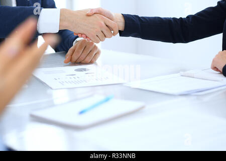 Gruppe von Geschäftsleuten oder Anwälte Händeschütteln zum Abschluss einer Sitzung, close-up. Erfolg bei der Aushandlung und Handshake Konzepte Stockfoto