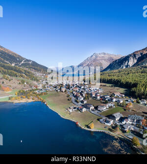 Vinschgau, alpinen Dörfer und See von Reschen Stockfoto