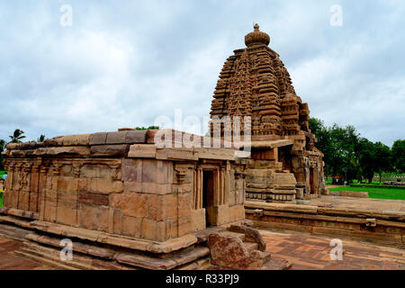 Geschnitzte Tempel, Pattadakal Tempelkomplex, UNESCO eingeschrieben Weltkulturerbe mit 6. Und 7. Jahrhundert Hindu-und Jain Tempel, Karnataka, Indien Stockfoto