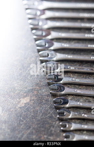 Chrom-vanadium Schlüssel. Industrielle Schraubenschlüssel an alten Tisch. Stockfoto