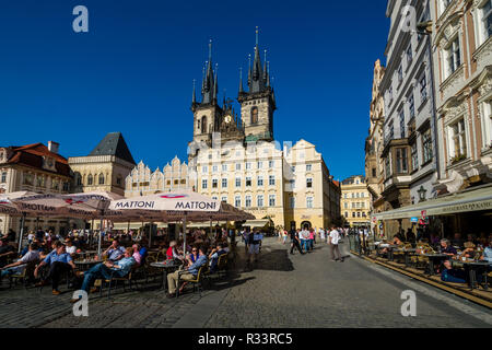 Restaurants auf der taromestske Namesti', dem Hauptplatz in der Vorstadt Tara Mesto' mit 'Tynsky chram', die Teinkirche Stockfoto