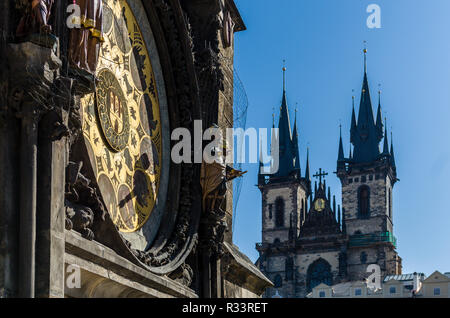 "Prazsky orloj", die astronomische Uhr der Prager Rathaus, mit den Türmen von "Tynsky chram', die Teynkirche, die im Hintergrund Stockfoto