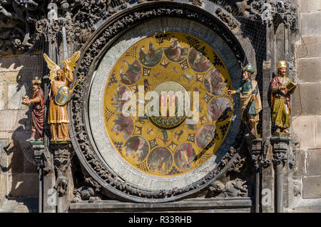 "Prazsky orloj", die astronomische Uhr der Prager Rathaus, erbaut im Jahr 1410 wurde durch das Königliche Uhrmacher Mikulas von Kadan Stockfoto