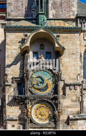 "Prazsky orloj", die astronomische Uhr der Prager Rathaus, erbaut im Jahr 1410 wurde durch das Königliche Uhrmacher Mikulas von Kadan Stockfoto