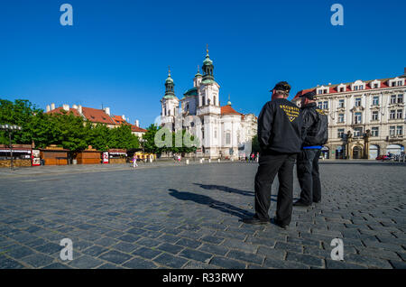 Auf der taromestske Security-Guards Namesti', dem Hauptplatz in der Vorstadt Tara Mesto", mit dem "Kostel sv. Mikulase', die Kirche des Hl. Nikolaus Stockfoto