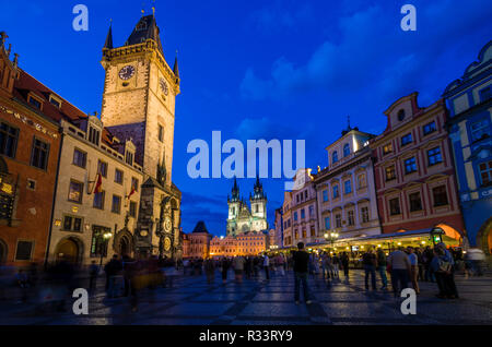 Touristen sammeln auf der taromestske Namesti', dem Hauptplatz in der Vorstadt Tara Mesto' mit 'Tynsky chram', die Teynkirche, die bei Nacht Stockfoto