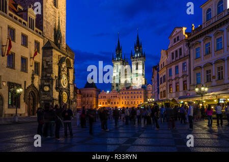 Touristen sammeln auf der taromestske Namesti', dem Hauptplatz in der Vorstadt Tara Mesto' mit 'Tynsky chram', die Teynkirche, die bei Nacht Stockfoto