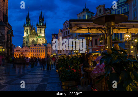 Restaurants auf der taromestske Namesti', dem Hauptplatz in der Vorstadt Tara Mesto' mit 'Tynsky chram', die Teynkirche, die bei Nacht Stockfoto