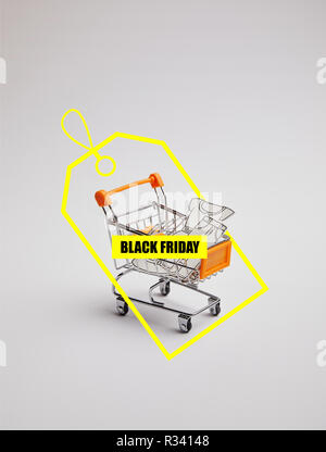 Nahaufnahme der Warenkorb mit wenig Waren aus Papier auf grauem Hintergrund, schwarzer Freitag Verkauf Tag Stockfoto