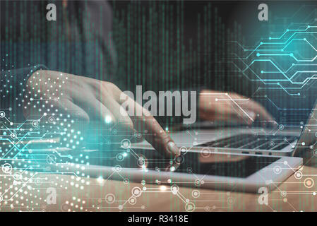 7/8 shot der männlichen Hacker mit Laptop und Tablet, Cyber Security Konzept Stockfoto