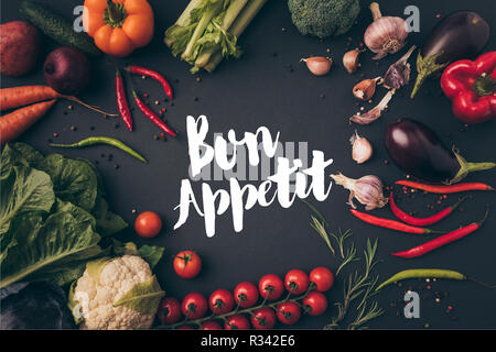 Ansicht von oben nicht verarbeitetem Gemüse auf grau Tabelle mit Bon appetit Schriftzug Stockfoto