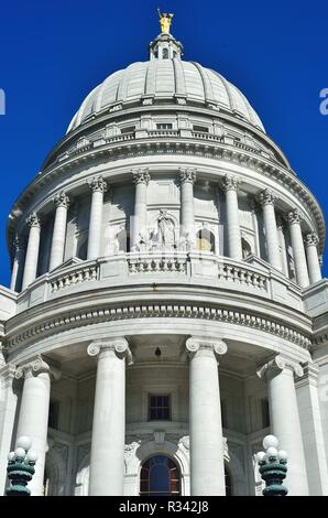 Madison, Wisconsin, USA. Das State Capitol Building Kuppel mit der Bronze "Wisconsin" Statue an der Spitze. Stockfoto