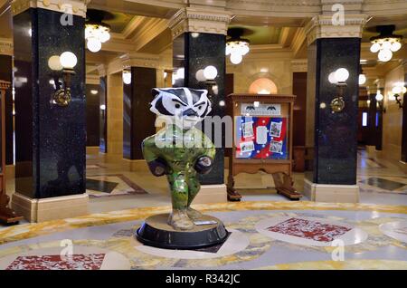 Madison, Wisconsin, USA. Badger Statue in der Lobby der Wisconsin State Capitol Building. Der Dachs ist der Zustand der Tiere und auch der Ma Stockfoto