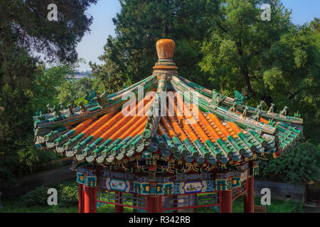 Blick auf den Tempel Dach von der Oberseite der Buddhistischen Yong'an (Tempel des Ewigen Frieden) im Beihai Park, Peking, China Stockfoto