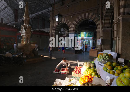 Im Crawford Market oder Mahatma Jyotiba Phule Market, einem bedeutenden Obst- und Gemüsemarkt aus dem 19. Jahrhundert in Mumbai, Indien, Stockfoto