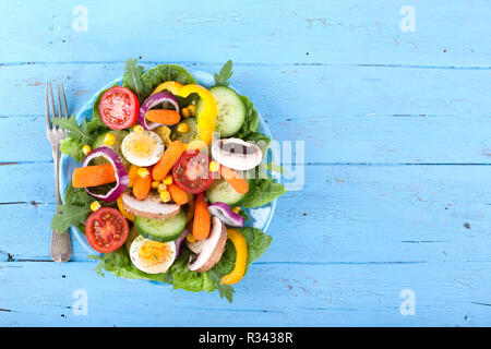 Gemischt fitness Salat auf Blau Masse Stockfoto