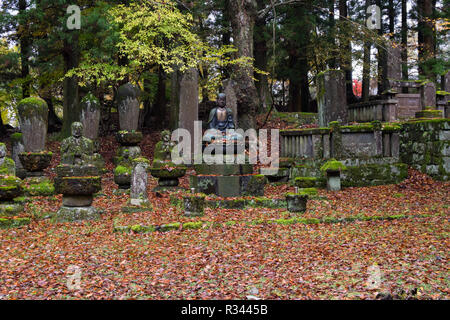 Buddhistischen Statuen an der Tobiishi Hachiman Schrein in Nikko, Japan. Stockfoto