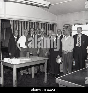 196 y, eine Gruppe älterer Männer sammeln gemeinsam für ein Foto bei einer Ruhestand-partei in einem Sportverein, England, UK. Stockfoto