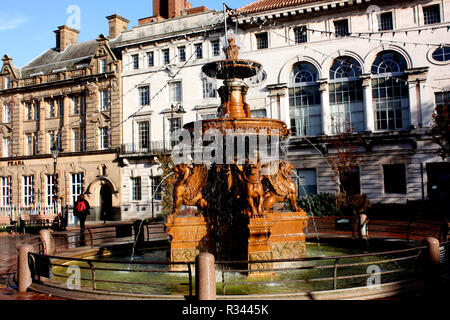 Der Brunnen auf dem Rathausplatz in Leicester, England Stockfoto