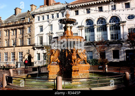 Der Brunnen auf dem Rathausplatz in Leicester, England Stockfoto