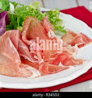 Parmaschinken mit Salat Stockfoto