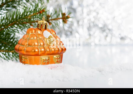 Neues Jahr, Weihnachten Grußkarte. Kleine dekorative Haus im Schnee - Stockfoto
