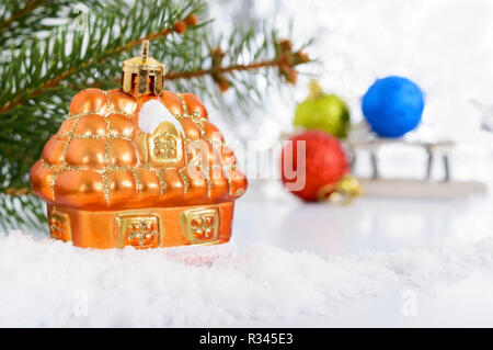 Neues Jahr, Weihnachten Grußkarte. Kleine dekorative Haus im Schnee - Stockfoto