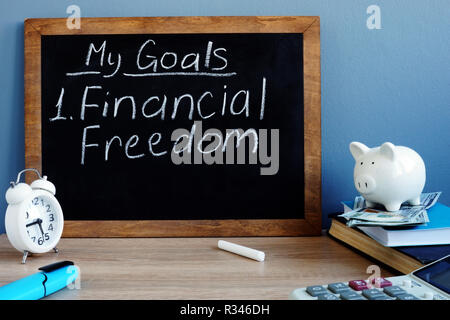 Meine Ziele und finanzielle Freiheit auf einer Tafel geschrieben. Stockfoto