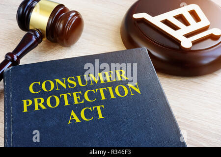 Consumer Protection Act und Hammer auf einen Tisch. Stockfoto