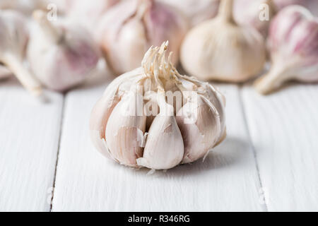 Reifen Knoblauch Zwiebel mit Nelken auf weißem rustikalen Tisch Stockfoto