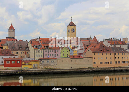 Rathaus turm und Golden Tower in Regensburg. Stockfoto