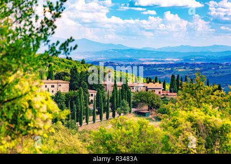 Blick auf das malerische Dorf Fonterutoli, Provinz Siena, Toskana, Italien, umgeben von Weinbergen, Olivenhainen und Zypressen. Stockfoto