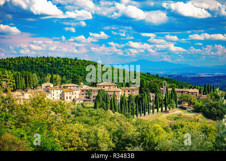 Blick auf das malerische Dorf Fonterutoli, Provinz Siena, Toskana, Italien, umgeben von Weinbergen, Olivenhainen und Zypressen. Stockfoto