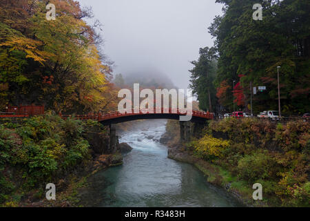 Ein Blick auf die berühmte Shinkyo Brücke in Nikko, Japan mit viel Verkehr. Stockfoto