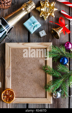 Weihnachtskarte, Champagner mit Christmas Bell und Kopie Raum Stockfoto