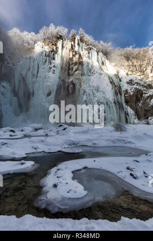 Gefrorenen Wasserfall an den Plitvicer Seen im Winter, Kroatien, Europa Stockfoto