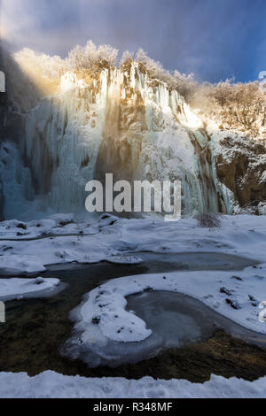 Gefrorenen Wasserfall an den Plitvicer Seen im Winter, Kroatien, Europa Stockfoto