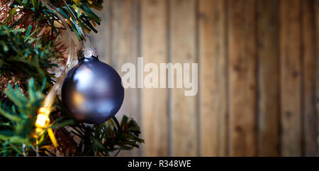 Spritzer Xmass ball ornement Baum gegen Texturen Holz Wand Stockfoto