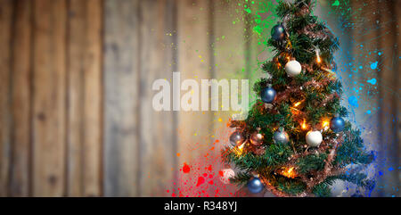Spritzer Xmass ball ornement Baum gegen Texturen Holz Wand Stockfoto