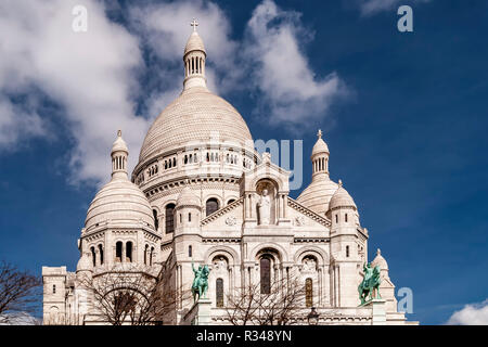 Schöne Aussicht auf die Basilika des Heiligen Herzen von Paris, allgemein bekannt als Basilika Sacré-Coeur, Paris, Frankreich Stockfoto