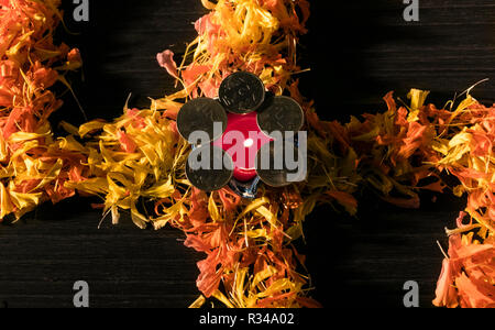 Beleuchtete diya auf gelben Blumen für das Feiern Diwali und dhanteras Festival in Indien Stockfoto