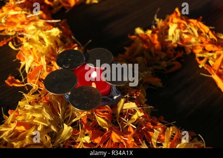 Beleuchtete diya auf gelben Blumen für das Feiern Diwali und dhanteras Festival in Indien Stockfoto