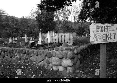 Ausfahrt in Schwarz und Weiß in einem alten Friedhof, uppersate NY. Stockfoto