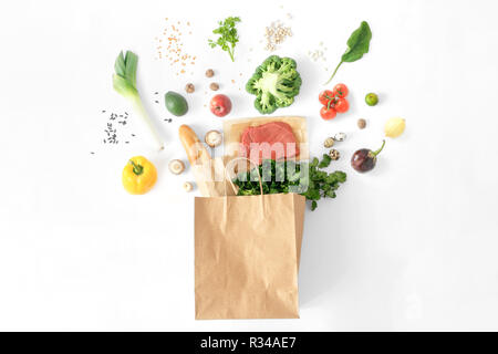 Full Paper bag verschiedener Gesundheit Nahrung auf weißem Hintergrund. Ansicht von oben. Flach Stockfoto