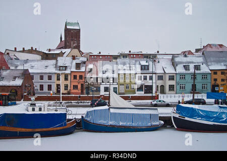 Wismar: Hafen von UNESCO-Weltkulturerbe im Schnee Stockfoto