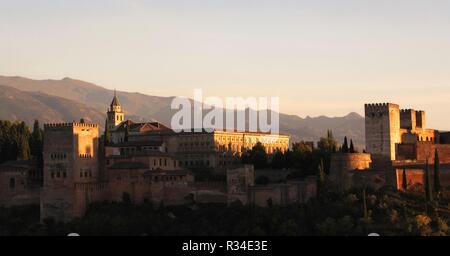 Alhambra im Abendlicht Stockfoto