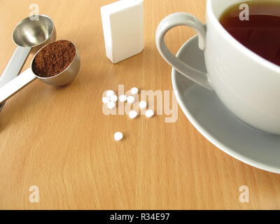 Schwarzer Kaffee mit Süßstoff Tabletten Stockfoto