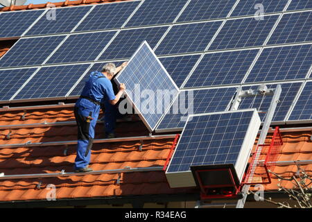 Arbeiter ist die solar panel Stockfoto